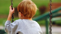 foto di un bambino introverso