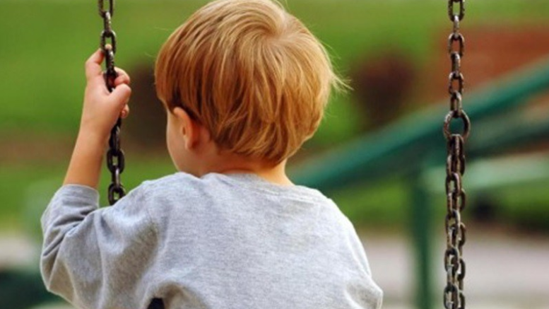 foto di un bambino introverso