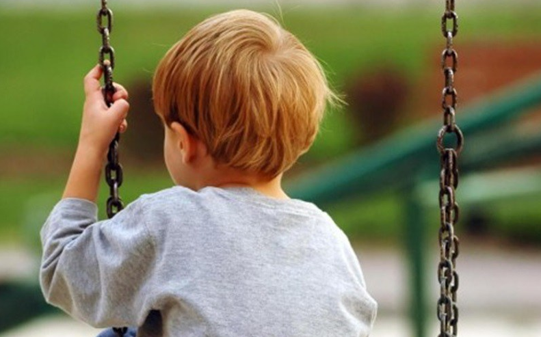 foto di un bambino introverso