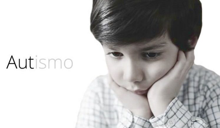 La foto riprende un bambini autistico