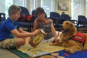 L’interazione con un animale è qualcosa di estremamente benefico e positivo per l’essere umano, Lo dimostrano gli enormi passi avanti che fanno i pazienti che vengono inseriti in programmi di pet-therapy; ma anche in soggetti che non presentino disagi psichici patologie la relazione con un animale è positiva perché permette di migliorare il rapporto con se stessi in relazione ad un altro essere vivente attraverso una modalità comunicativa del tutto nuova. La zooantropologia si occupa proprio di questo: la relazione uomo-animale e le capacità migliorative della persona attraverso quest’interazione. La zooantropologia didattica è uno degli ambiti applicativi e si sofferma su aspetti naturalistici, ecologici, zooantropologici, sanitari e cognitivi rivolgendosi ai bambini ed ai ragazzi a scuola (dalla scuola dell’infanzia a quella secondaria). Gli obiettivi della zooantropologia didattica sono molteplici ed includono diversi ambiti. Infatti a livello disciplinare si cerca di trasmettere le caratteristiche specifiche dei diversi animali insegnando a relazionarsi ad essi; l’aspetto educativo invece mira allo sviluppo di una conoscenza di sé per favorire autocontrollo, empatia e capacità cognitive; infine gli obiettivi didattici hanno come scopo l’inclusione, anche di bambini o ragazzi con difficoltà o disturbi al fine di favorirne la partecipazione alla vita scolastica e alle dinamiche di gruppo. Storicamente il valore della relazione uomo-animale risale alle ricerche scientifiche svolte a partire dagli anni ‘50 ad opera dello psicologo americano Samuel Ross che in qualità di fondatore di una comunità di recupero per bambini con difficoltà di inserimento sociale si serviva di attività basate sulla “pet-relationship” affinché i bambini sviluppassero un senso di accudimento e cura nei confronti degli animali da utilizzare poi nella propria vita. Negli anni ‘60 la semplice presenza di un cane durante le sedute terapeutiche con ragazzi autistici ad opera dello psichiatra Boris Levinson favoriva la relazionalità dei pazienti. Numerose sono state e sono tuttora le ricerche svolte in quest’ambito, senza considerare i dettami di Konrad Lorenz, il padre dell’etologia, che in prima persona sperimentò la forza del legame di attaccamento con un animale ed in particolare dell’imprinting a dimostrare quanto potesse essere forte, naturale e fruttuosa la relazione uomo-animale. Andando avanti negli anni sulla scorta di queste scoperte diverse considerazioni sono state fatte sull’inclusione degli animali in percorsi di crescita ciò nondimeno ha favorito l’estensione di questa tipologia di relazione anche in ambito formativo. In Italia le ricerche sulla relazione uomo-animale ed i suoi ambiti di applicazione sono molto attive. Il ruolo che viene riconosciuto all’animale è importante al fine di una buona resa dell’approccio didattico della zooantropologia. Esso infatti viene percepito come un altro soggetto con cui entrare in relazione così che il bambino possa sperimentare una nuova relazione che al suo interno contempla modalità diverse rispetto a quelle tra gli esseri umani. La diversità dell’animale esercita un forte fascino sul bambino ed è considerato più vicino a lui rispetto al mondo degli adulti (forse per il grado di dipendenza o di giocosità che trasmette); nonché le sue molteplici capacità comunicative che passano tutte attraverso la comunicazione non verbale. La capacità dell’animale di tranquillizzare il bambino è riconosciuta ed attraverso questa egli si sente più libero di esprimersi; anche la curiosità del bambino viene fortemente stimolata dalla diversità, soprattutto in fase di stimolo-risposta. Infine spesso l’animale assolve alla funzione di base sicura per lo sviluppo dell’affettività del bambino. Attraverso progetti mirati quindi si vuole favorire questa conoscenza, relazione, interazione al fine di migliorare lo sviluppo psicologico del bambino e favorirne la crescita. Un progetto messo in atto qualche anno fa in una scuola primaria dell’Emilia ha permesso di implementare le conoscenze e le interazioni con un animale, nello specifico il cane che bene si presta a questo tipo di processo. L’obiettivo di fornire al bambino le capacità di interagire in modo lineare con l’animale è stato messo in atto attraverso diverse fasi; inoltre si è cercato di trasmettere attraverso un senso della relazione la capacità di dare i giusti significati ai messaggi senza equivocare la comunicazione e le sue peculiarità. Questo confronto favorisce la nascita e lo sviluppo dell’empatia nel bambino che si ripercuote sulla strutturazione della personalità e del comportamento. Gli obiettivi, come detto, sono molteplici: comunicativi, educativi, didattici, informativi, relazionali che alla fine, attraverso le varie sfaccettature del bambino e dell’animale verranno accorpati in un unicum che caratterizzerà un aspetto molto forte della personalità del bambino. È importante trasmettere ai bambini l’idea che esistono vari modi di comunicare, uno di questi è la comunicazione non verbale che spesso ha più effetto sull’animale e rappresenta l’interpretazione dei segnali corporei che tutti mettiamo in atto: uomini ed animali. In questo ambito è necessario dare delle informazioni ai bambini circa i segnali emessi dai cani, in particolare i “segnali di calma” che servono nei cani a prevenire i conflitti o a risolverli in modo pacifico: leccarsi il naso, guardare lontano, mostrare il fianco o la schiena, sbadigliare, annusare, strizzare gli occhi o alzare la zampa, ecc. Un’altra componente importante è l’approccio con il cane; è infatti importante che il bambino impari a rispettare i tempi dell’animale per evitare di spaventarlo e che impari a mediare tra i suoi istinti e quelli di chi ha di fronte; l’uso di una modalità comunicativa ad hoc favorisce senz’altro questo momento. La relazione con l’animale è basata anche sul riconoscimento dei suoi bisogni e la soddisfazione di essi, in questo caso oltre a sviluppare un senso di cura nel bambino, lo si stimola anche a livello cognitivo e senso-motorio. Infine nell’incontro reale tra bambino e cane si valuta quanto le aspettative del bambino corrispondano alla realtà, quanto egli sarà in grado di mettersi in discussione e quanto avrà appreso durante le attività precedenti. Per approfondire: G. Ottogalli (a cura di) “La relazione bambino-animale a scuola. Progetti di zooantropologia didattica in due scuole dell’Emilia” in “Psicologia e scuola” anno 29°, Gen-Feb 2009, n.1, pp.58-61 © Dott. Pasquale Saviano Psicologo – Psicoterapeuta